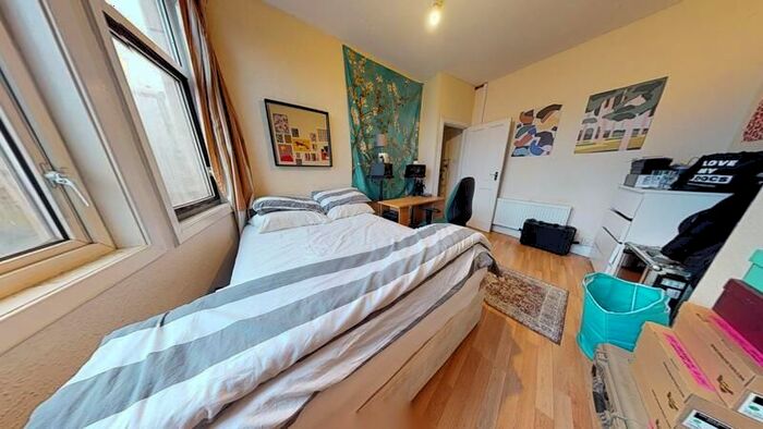 2 Bedroom Flat To Rent In The Crescent, Hyde Park, Leeds, LS6