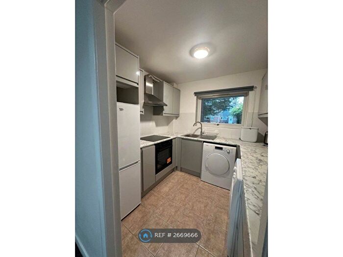 2 Bedroom Flat To Rent In Deborah Close, Isleworth, TW7