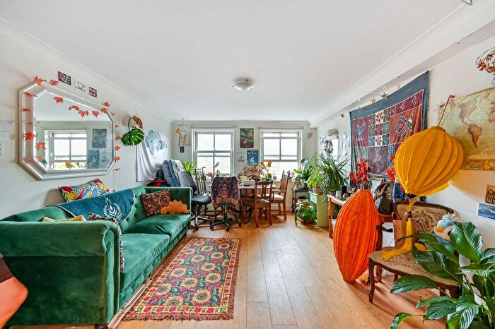 2 Bedroom Flat To Rent In Candler Mews, Twickenham, TW1