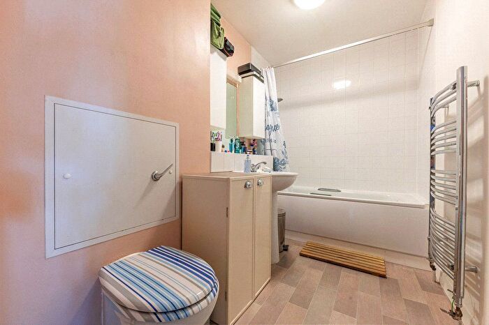 1 Bedroom Flat For Sale In Godstone Road, Whyteleafe, Surrey, CR3