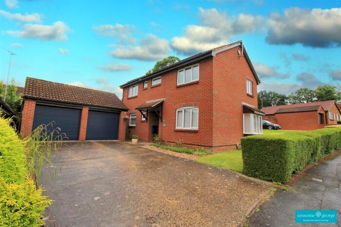 4 Bedroom Detached House To Rent In Simons Close, Tilehurst, Reading, RG31