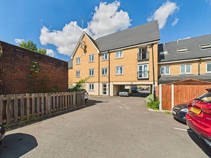 2 Bedroom Flat For Sale In Fusiliers Way, Hounslow, TW4
