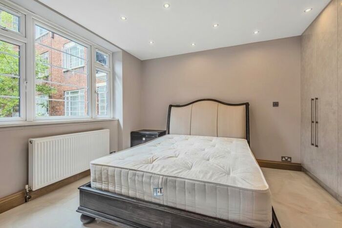 3 Bedroom Flat To Rent In Townshend Court, Townshend Road, London, G, NW8