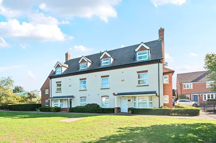 2 Bedroom Flat For Sale In Windsor Drive, Wallingford, OX10