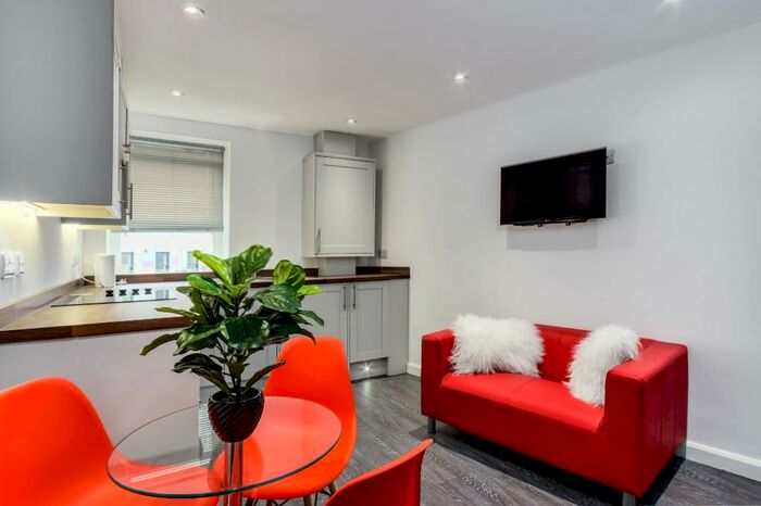 3 Bedroom Flat To Rent In Whimple Street, Plymouth, Devon, PL1