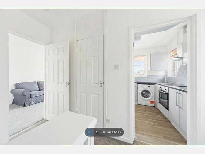 1 Bedroom Flat To Rent In Queenshill Road, Leeds, LS17