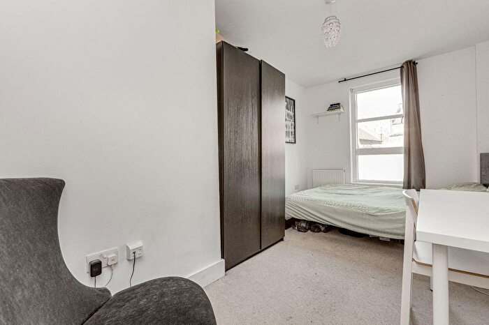 3 Bedroom Flat For Sale In Carpenters Place, Clapham North, SW4