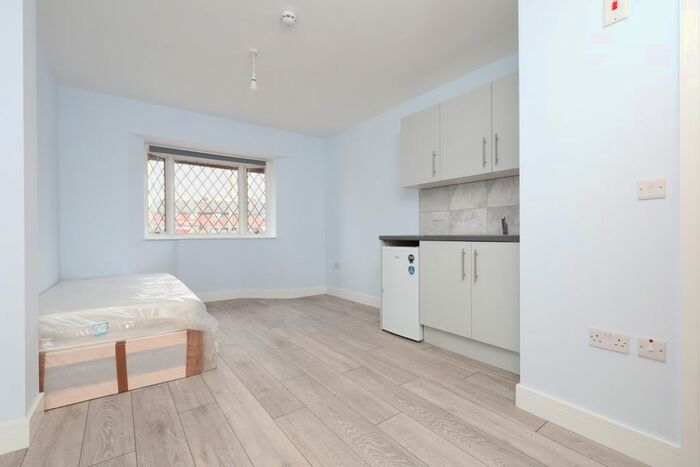 Studio To Rent In Beech Close, West Drayton, UB7