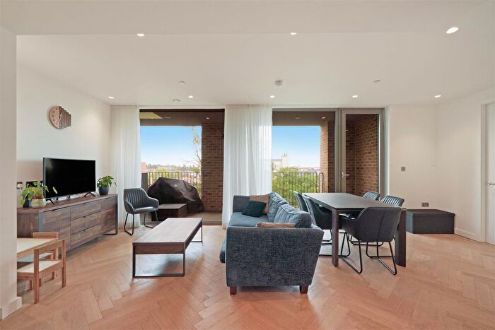 3 Bedroom Flat To Rent In Oberman Road, Brent, NW10