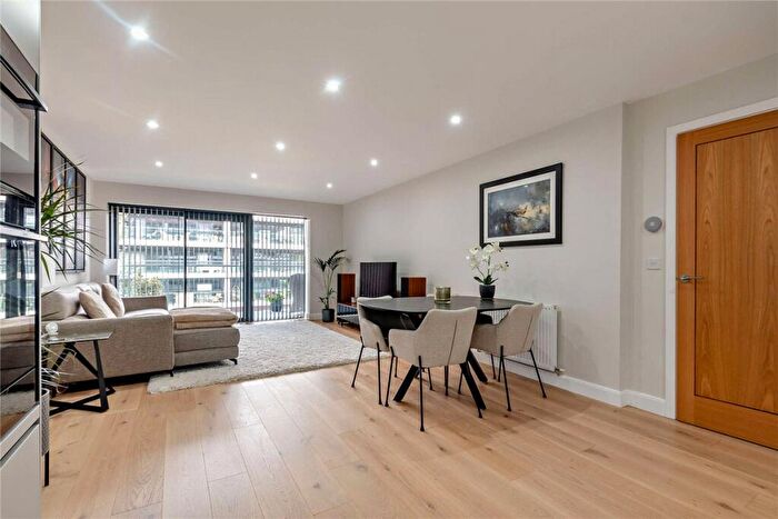 2 Bedroom Apartment For Sale In Racecourse Road, Newbury, Berkshire, RG14