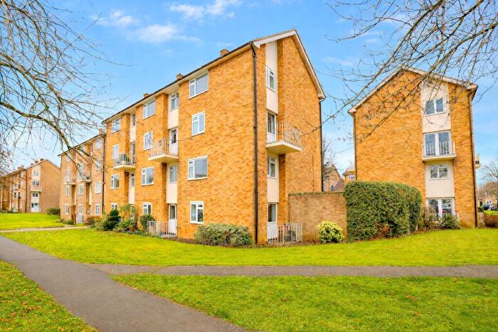 2 Bedroom Apartment For Sale In The Ridgeway, St. Albans, Hertfordshire, AL4