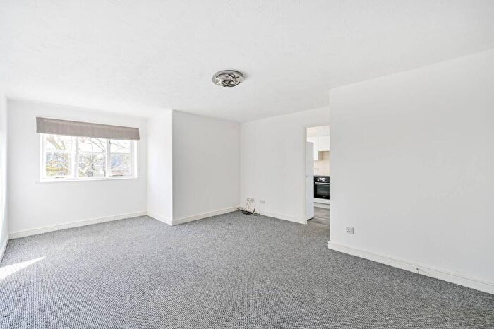 2 Bedroom Flat To Rent In Winery Lane, Kingston, Kingston Upon Thames, KT1