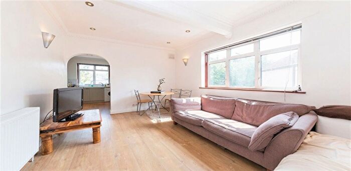 3 Bedroom Flat To Rent In Powis Gardens, London, NW11