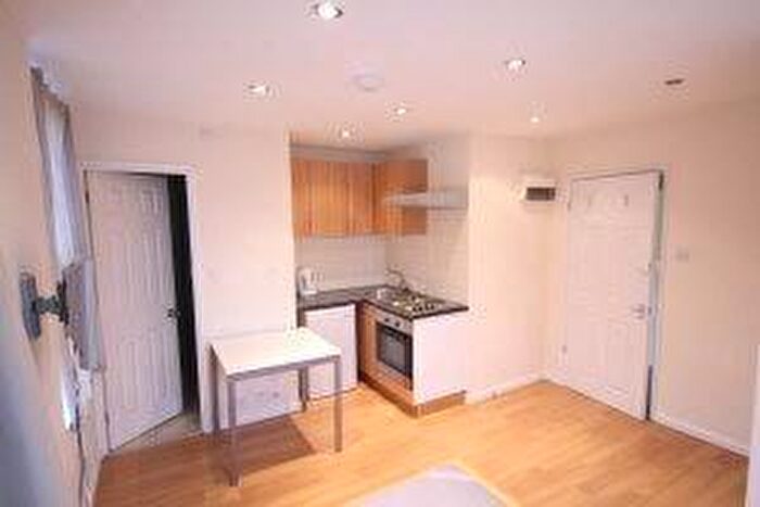 Flat To Rent In Offord Road, Islington, N1