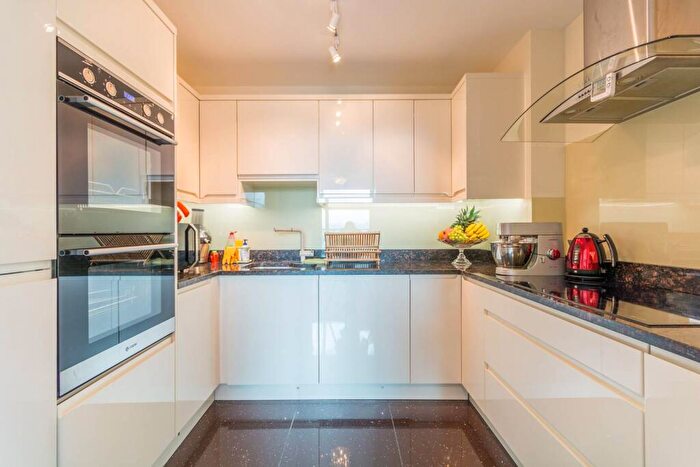 3 Bedroom Flat To Rent In Goodchild Road, Hackney, London, N4
