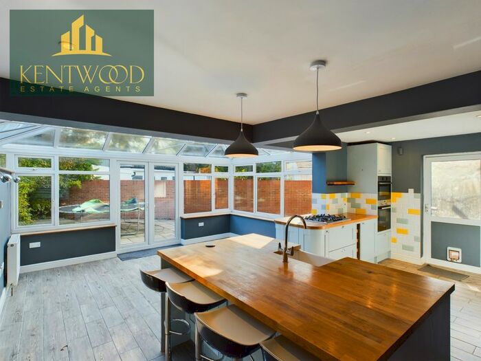 3 Bedroom End Of Terrace House To Rent In George Green, Uxbridge Road, Slough, SL3