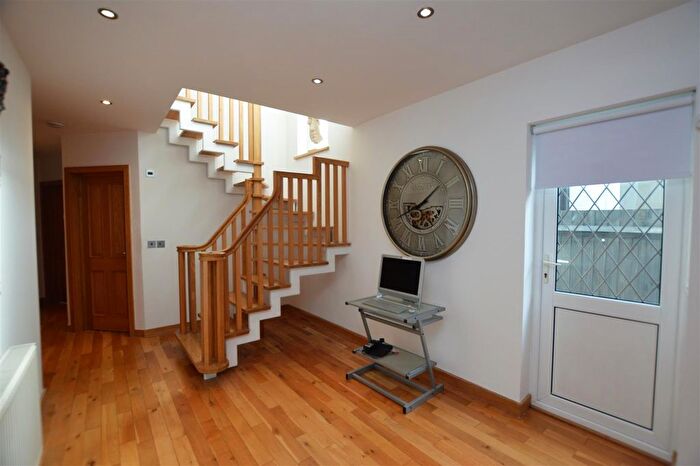 3 Bedroom Bungalow For Sale In The Ridge, Whitton, Twickenham, TW2