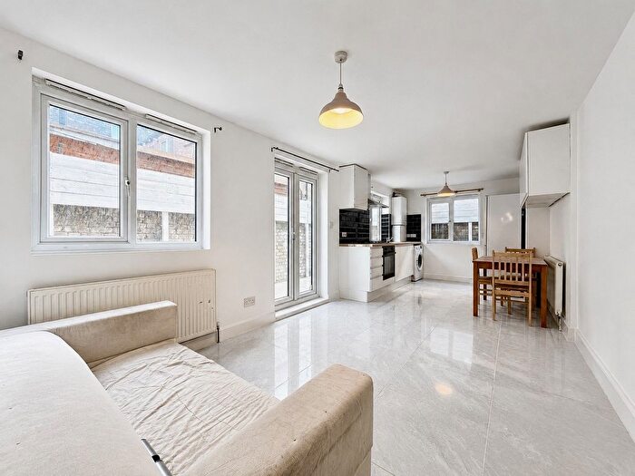 4 Bedroom Flat To Rent In Arlesford Road, Clapham, London, SW9