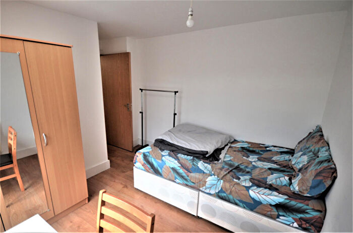 2 Bedroom Flat To Rent In Barkingside, IG6