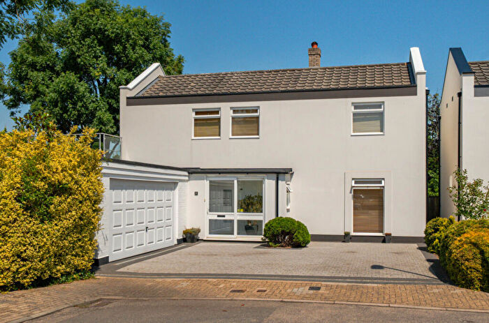3 Bedroom Detached House For Sale In Lancaster Close, Bromley, BR2