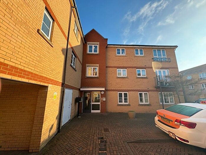 2 Bedroom Flat For Sale In Bridge Road, Wickford, Essex, SS11