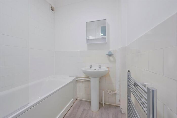 2 Bedroom Flat For Sale In The Parade, Burgh Heath, Tadworth, KT20