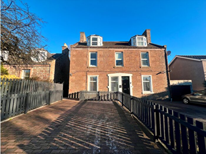 2 Bedroom Maisonette To Rent In Strathmartine Road, Dundee, DD3