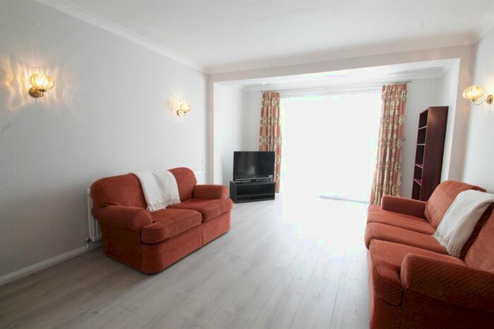 4 Bedroom Semi-Detached House To Rent In Southover, London N12