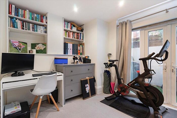 2 Bedroom Flat For Sale In Fulham Park Gardens, Fulham, London, SW6