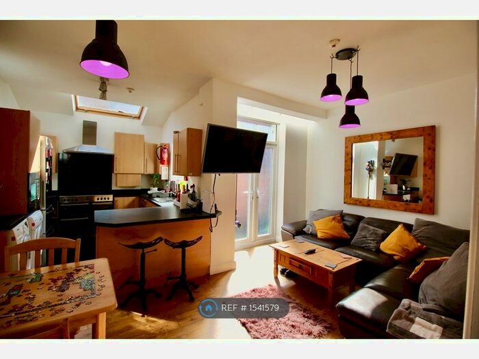 6 Bedroom Terraced House To Rent In Ladybarn Road, Manchester, M14