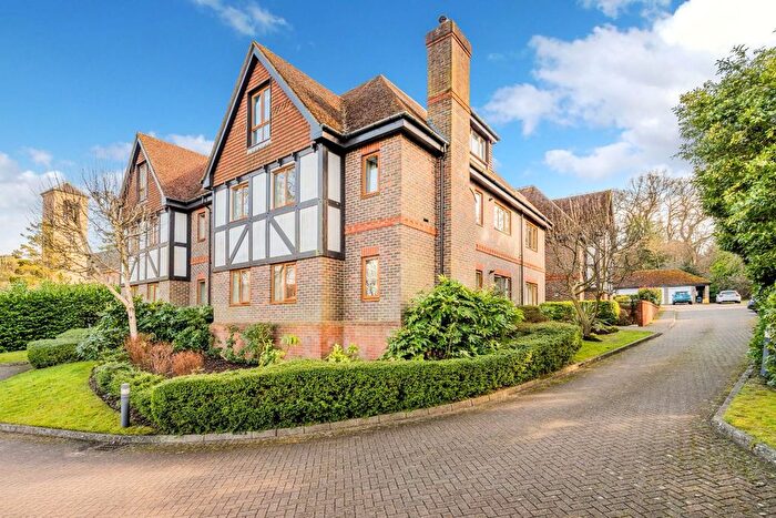 2 Bedroom Flat For Sale In The Avenue, Tadworth, KT20