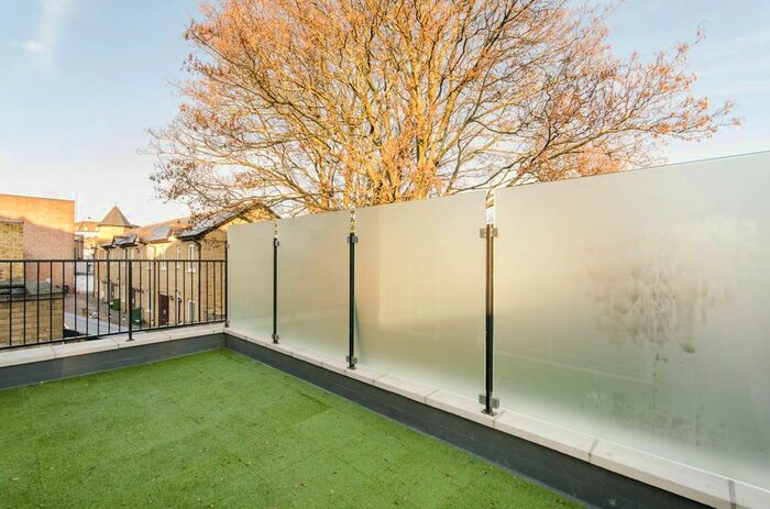 3 Bedroom Flat To Rent In King's Road, Wimbledon, London, SW19