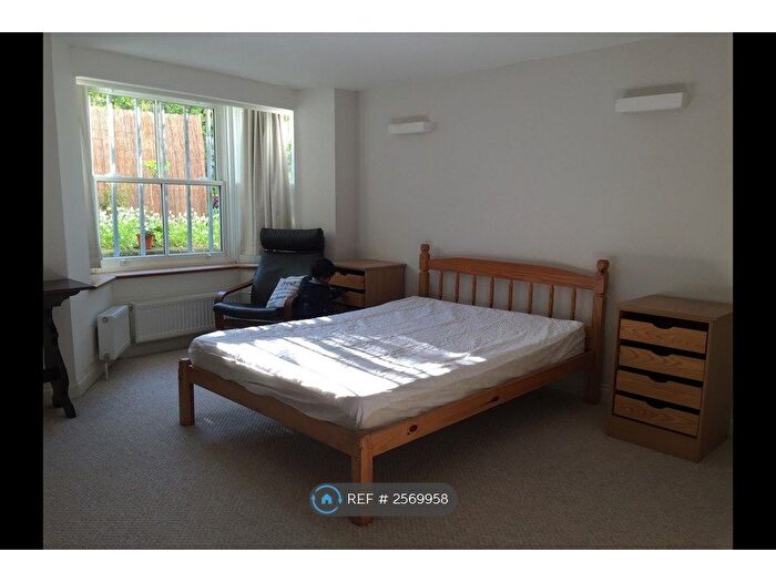 1 Bedroom Flat To Rent In Lyndhurst Way, London, SE15