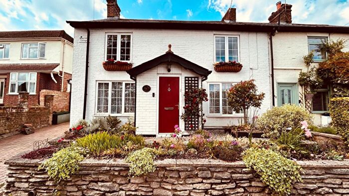 4 Bedroom Semi Detached House For Sale In Lower Farnham Road, Aldershot, Hampshire, GU12