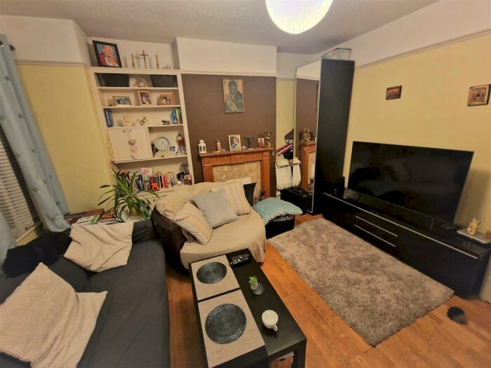 2 Bedroom Flat To Rent In Rosslyn Crescent, HA1