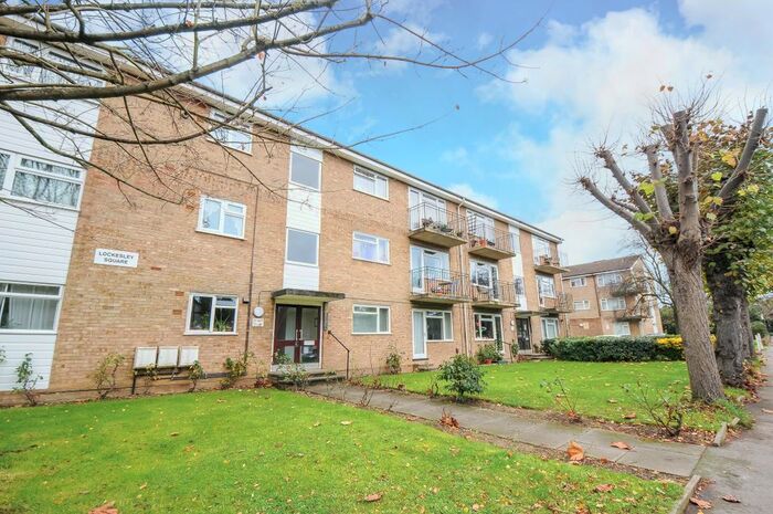 1 Bedroom Flat To Rent In Lovelace Gardens, Surbiton, KT6