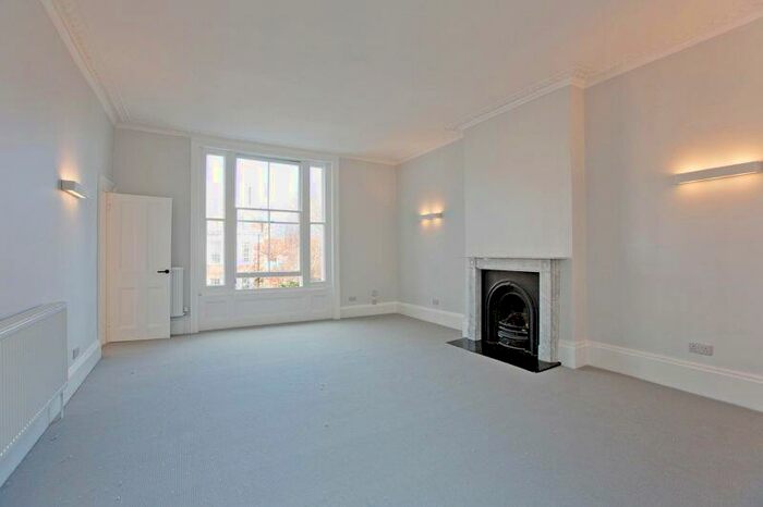 2 Bedroom Flat To Rent In Rosslyn Hill, Hampstead. ., NW3