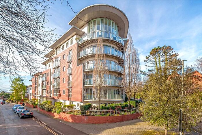 2 Bedroom Flat For Sale In Constitution Hill, Woking, Surrey, GU22