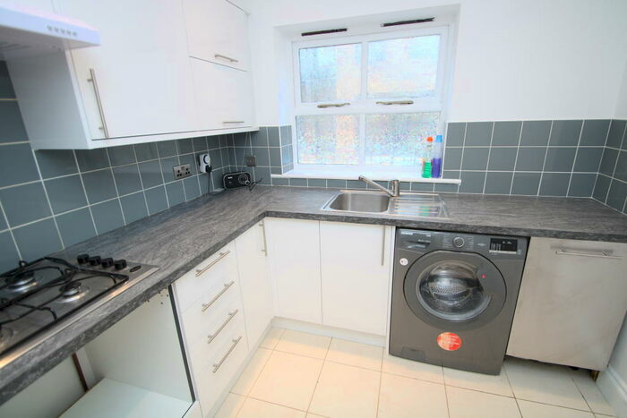 2 Bedroom Semi-Detached House To Rent In Zero Deposit Option Available. Tamworth Place, Croydon, CR0