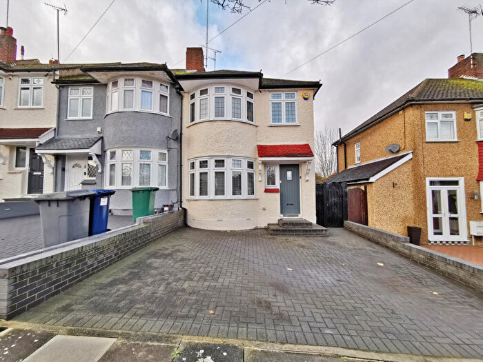 3 Bedroom Semi-Detached House To Rent In Derwent Avenue, East Barnet, EN4