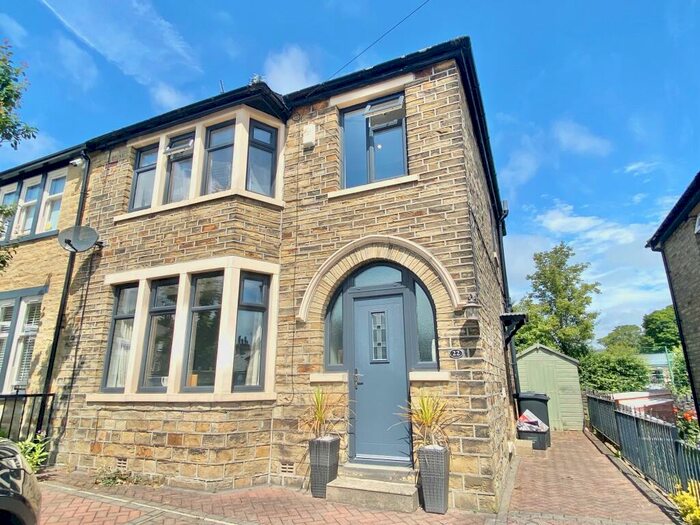 3 Bedroom House To Rent In Savile Drive, Halifax, HX1