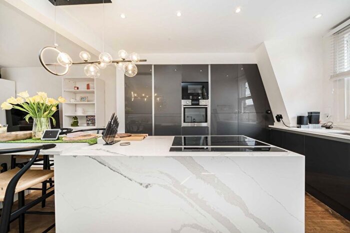 2 Bedroom Flat To Rent In Church Court, Richmond, TW9