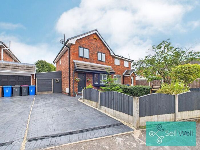 3 Bedroom Semi-detached House For Sale In Peaknaze Close, Swinton, Manchester, M27