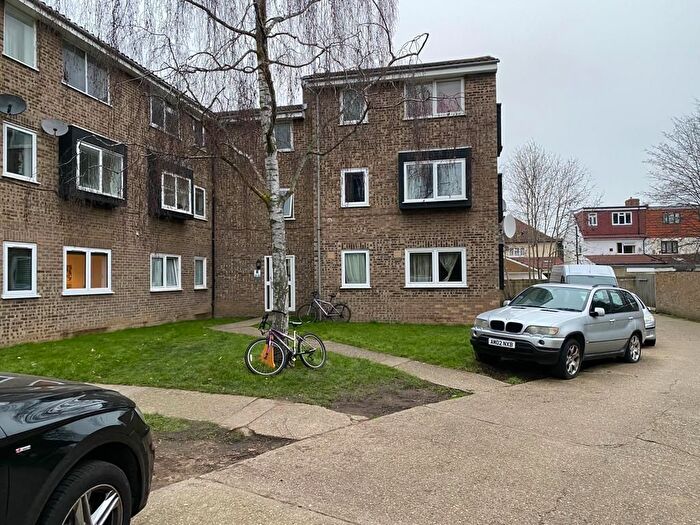 2 Bedroom Flat To Rent In Old Park Mews, Hounslow, Greater London, TW5