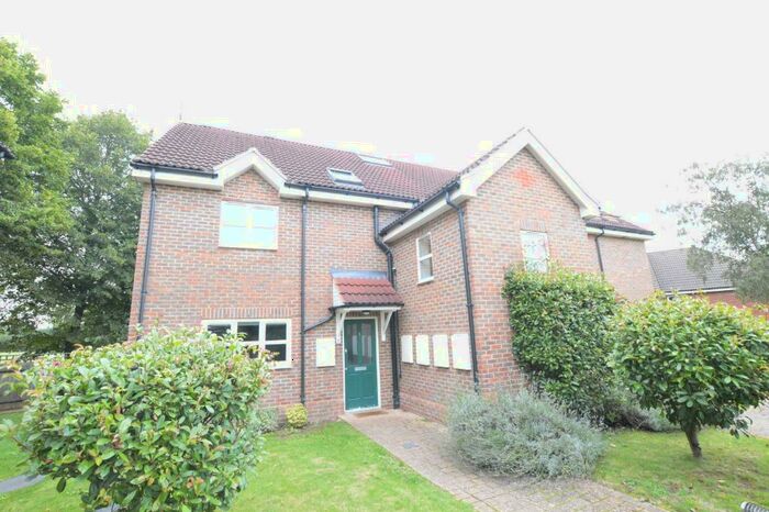 2 Bedroom Flat To Rent In Banfield Court, London Colney, AL2