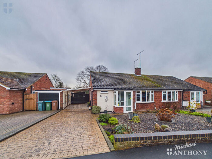 2 Bedroom Bungalow For Sale In Welbeck Avenue, Aylesbury, HP21