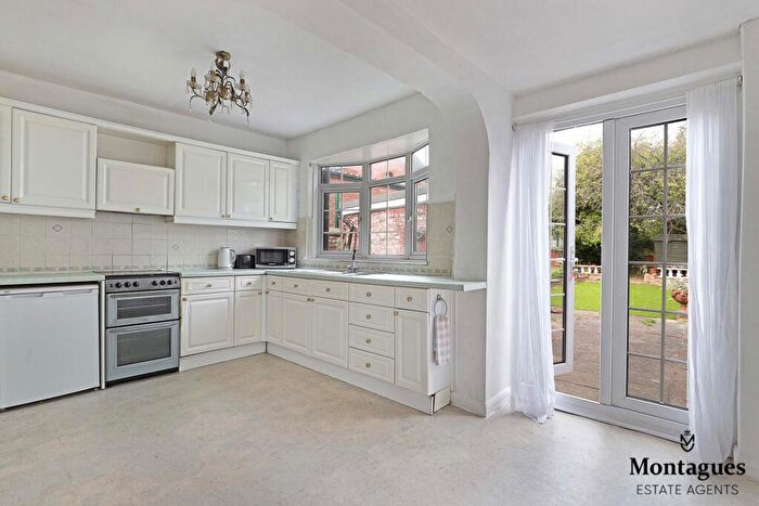 2 Bedroom Cottage For Sale In High Street, Epping, CM16