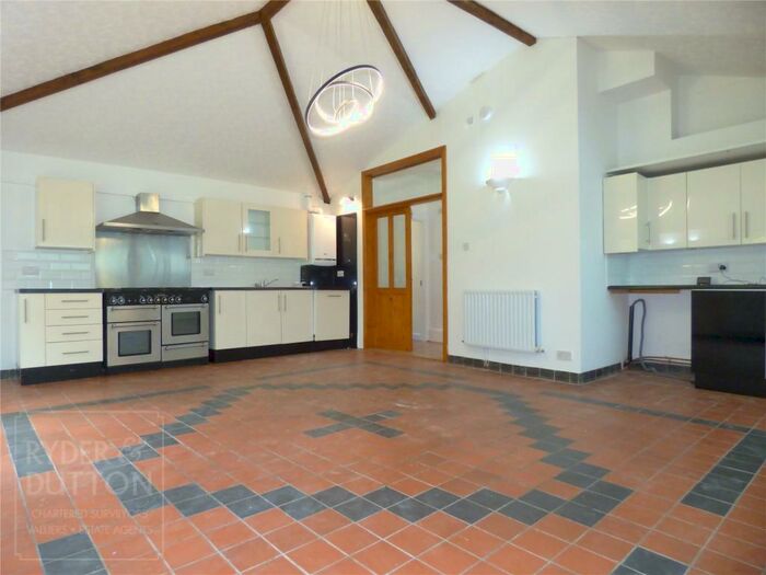 4 Bedroom Semi-Detached House To Rent In Thornham New Road, Castleton, Rochdale, OL11