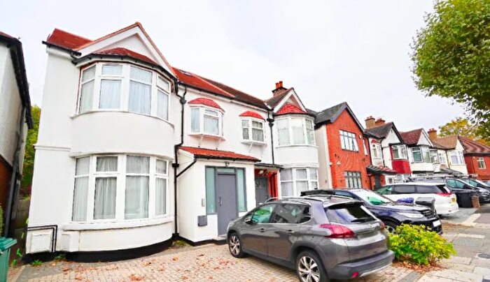 3 Bedroom Flat To Rent In Golders Green Road, London, NW11