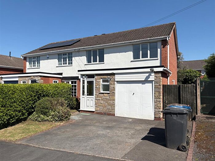 4 Bedroom Semi-Detached House To Rent In Blackthorne Avenue, Burntwood, WS7